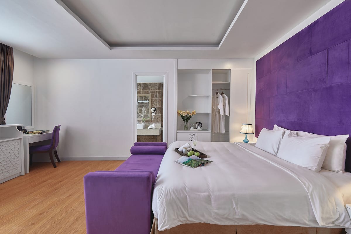 Signature Suite, 1 Bedroom, Bathtub, Executive Level | 1 bilik tidur, bar mini, meja, ruang kerja komputer riba