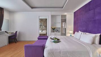 Signature Suite, 1 Bedroom, Bathtub, Executive Level | 1 bedroom, minibar, desk, laptop workspace