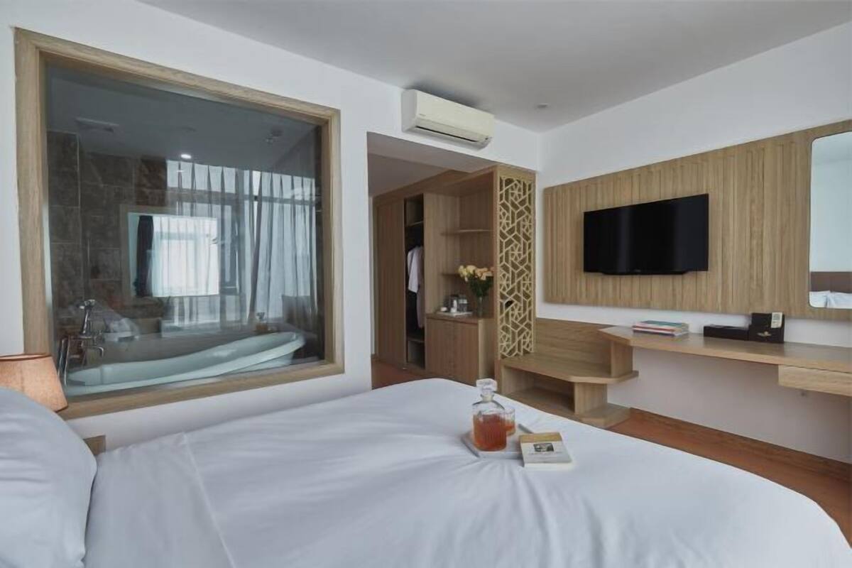 1 quarto, frigobar, escrivaninha, espaço de trabalho para notebook