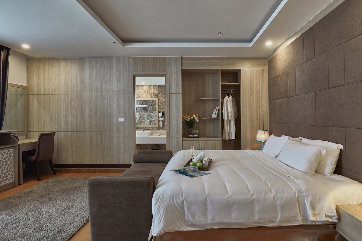 Premium Suite, 1 Bedroom, Bathtub, Executive Level | 1 bilik tidur, bar mini, meja, ruang kerja komputer riba