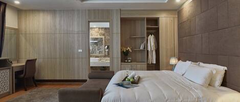 Suite Premium, 1 habitación, tina, piso ejecutivo | Minibar, escritorio, espacio para trabajar con laptop y insonorización