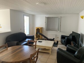 Interior - First floor of villa with separate garden in quiet location. (Six-Fours-les-Plages)