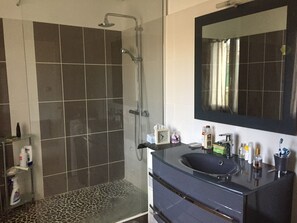 Shower, hair dryer, soap, toilet paper - First floor of villa with separate garden in quiet location. (Six-Fours-les-Plages)