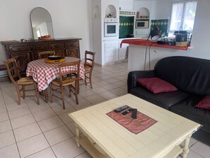 Interior - First floor of villa with separate garden in quiet location. (Six-Fours-les-Plages)