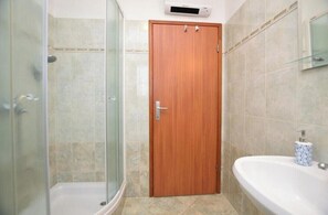 Shower, hair dryer, towels, toilet paper - 
VILLA MIA & IVA

FAMILY FRIENDLY
PET FRIENDLY
PEACE AND  NATURE (Porec)