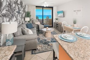 Smart TV, books - BlackFridaySpecial~GulfViews~900ftPvtBeach~HtdPool~HotTub~ResortAmenities (Destin)