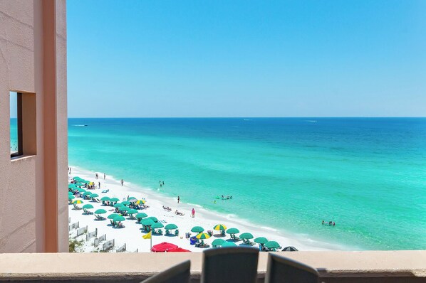 On the beach, beach towels - BlackFridaySpecial~GulfViews~900ftPvtBeach~HtdPool~HotTub~ResortAmenities (Destin)