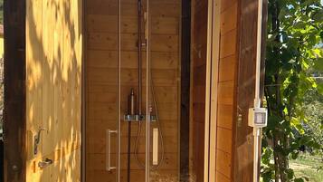 Chambre Luxe, vue colline | Douche de la salle de bain