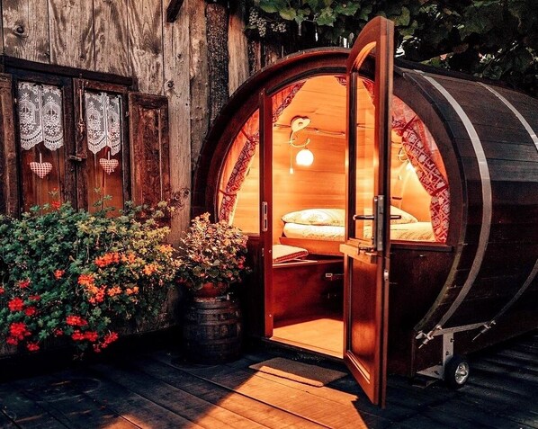 Luxe beddengoed, donsdekens, een bureau, beddengoed