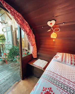 Luxe kamer, uitzicht op heuvels | Luxe beddengoed, donsdekens, een bureau, beddengoed