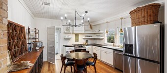 The Farmhouse: Antique Chic Haven near Round Top