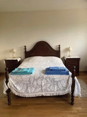 4 bedrooms, iron/ironing board, bed sheets