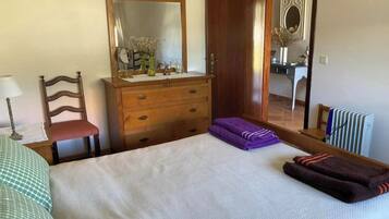 4 bedrooms, iron/ironing board, bed sheets