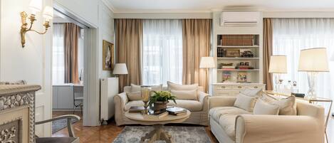 Apartment, Balcony, Sea View | Living area