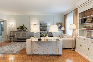 Apartment, Balkon, Meerblick | Wohnbereich | 40-Zoll-Smart-TV mit Kabelempfang, Arbeitsbereiche