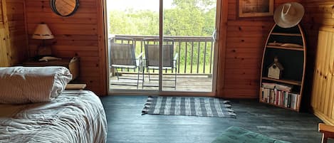 2 bedrooms, desk, bed sheets