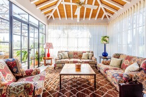 Televisión, chimenea, tenis de mesa y estéreo 