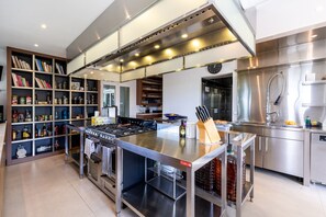 Refrigerador, microondas, horno y lavavajillas 