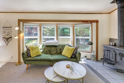 Glacier Home w/ Deck - 18 Mi to Mt Baker Ski Area!