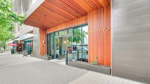 Um edifício moderno com fachada de madeira e o nome "NATIVO" exibido.