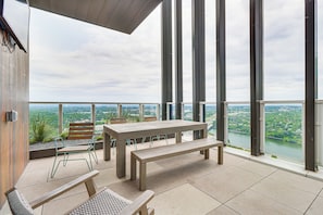 Outdoor dining - Luxury Austin Condo: Pool Access, Near Downtown! (Austin)