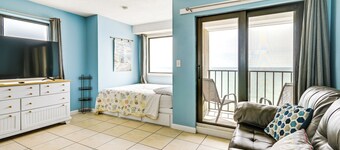 Shore & Pool Access: Resort Condo in Myrtle Beach!