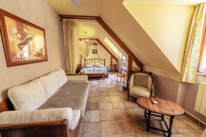 5 bedrooms, iron/ironing board, WiFi, bed sheets