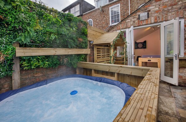 Outdoor spa tub - Minster House - Group Hot Tub (York)