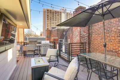 Stylish Dtwn Knoxville Condo w/ Rooftop Deck!