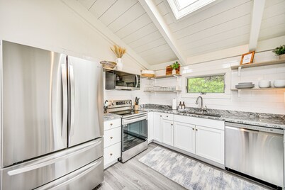 Pet-friendly Buxton Home w/ Balcony, 2 Mi to Beach