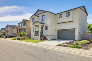 Interior - Spacious Family Home in Stockton - Pets Welcome! (Stockton)