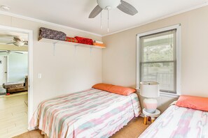 ハウス (2 Bedrooms) | 2 室のベッドルーム、デスク、ノートパソコン用作業スペース、アイロン / アイロン台