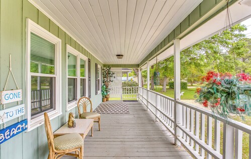 Charming Shallotte Home ~ 4 Mi to Ocean Isle Beach