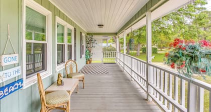 Charming Shallotte Home ~ 4 Mi to Ocean Isle Beach