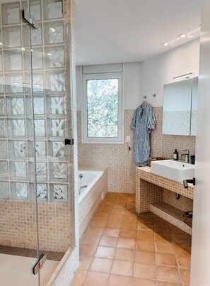 Dusche, Haartrockner, Handtücher, Seife