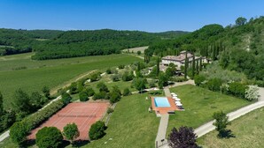 A villa with a tennis court, pool, and surrounding greenery. - Il Giardino, Pretaccione, Castelnuovo Berardenga, Siena and Chianti (Castelnuovo Berardenga)