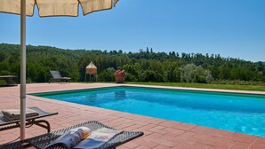 A swimming pool with lounge chairs and a pergola. - Il Giardino, Pretaccione, Castelnuovo Berardenga, Siena and Chianti (Castelnuovo Berardenga)