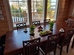 Stort kylskåp, mikrovågsugn, ugn och spishäll