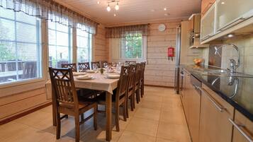 Cottage Confort, vue lac | Cuisine privée | Grand réfrigérateur, micro-ondes, four, plaque de cuisson
