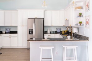 Fridge, microwave, oven, stovetop - The Topaz Chalet| In the heart of Tampa| Jacuzzi (Tampa)