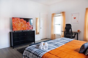 4 bedrooms, in-room safe, desk, iron/ironing board - The Topaz Chalet| In the heart of Tampa| Jacuzzi (Tampa)