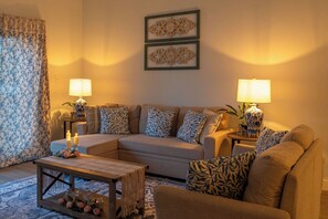 Living area - The Topaz Chalet| In the heart of Tampa| Jacuzzi (Tampa)