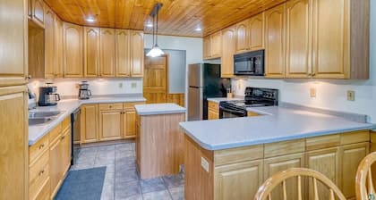 The Lodge: Hot Tub Fireplace RiverFront Pet Friendly Cabin
