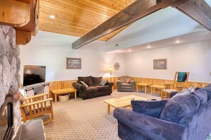 TV, fireplace - The Lodge: Hot Tub Fireplace RiverFront Pet Friendly Cabin (Squaw Lake)