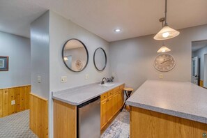 Interior - The Lodge: Hot Tub Fireplace RiverFront Pet Friendly Cabin (Squaw Lake)