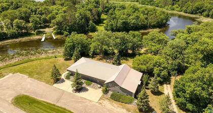 The Lodge: Hot Tub Fireplace RiverFront Pet Friendly Cabin