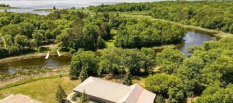 The Lodge: Hot Tub Fireplace RiverFront Pet Friendly Cabin