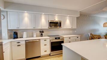 Condo, 2 habitaciones | Cocina privada | Refrigerador, horno, parrilla de estufa y cafetera y tetera