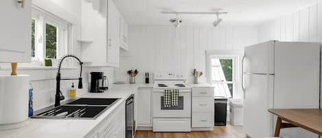 Apartment, 2 Bedrooms | Private kitchen | Fridge, oven, coffee/tea maker, toaster