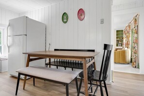 Apartment, 2 Bedrooms | Dining